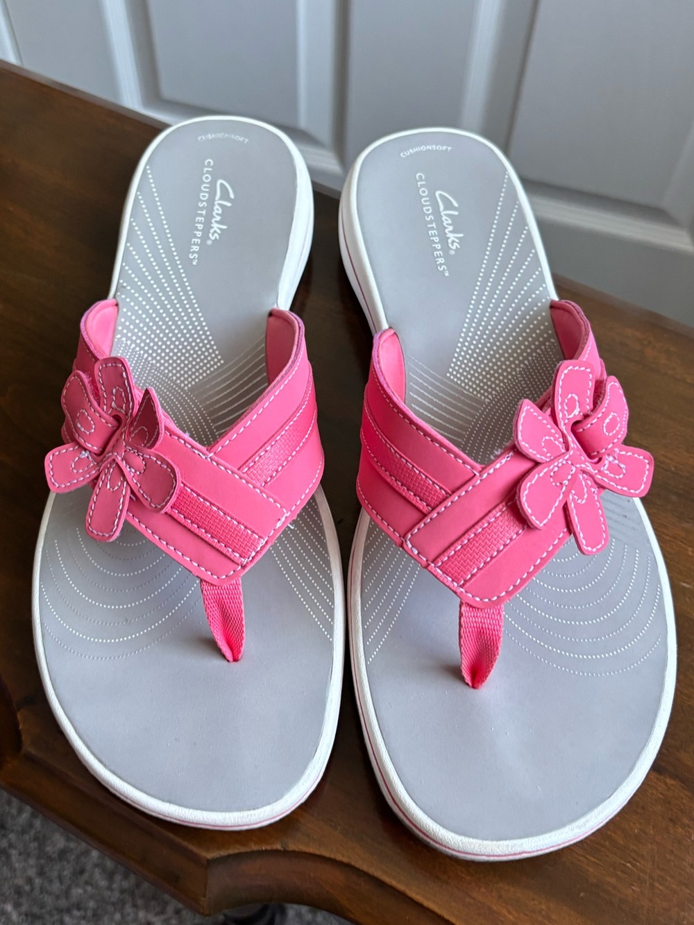 Clarks BRINKLEY FLORA Thong Sandals in Bright Coral!  Like New!!